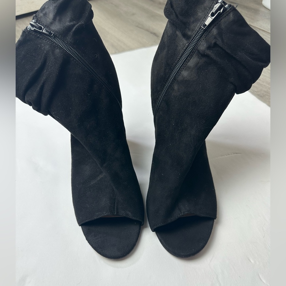 Women’s Peek a Book for booties Size 11